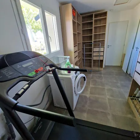 Βίλα Entiere Avec Piscine- 8p *