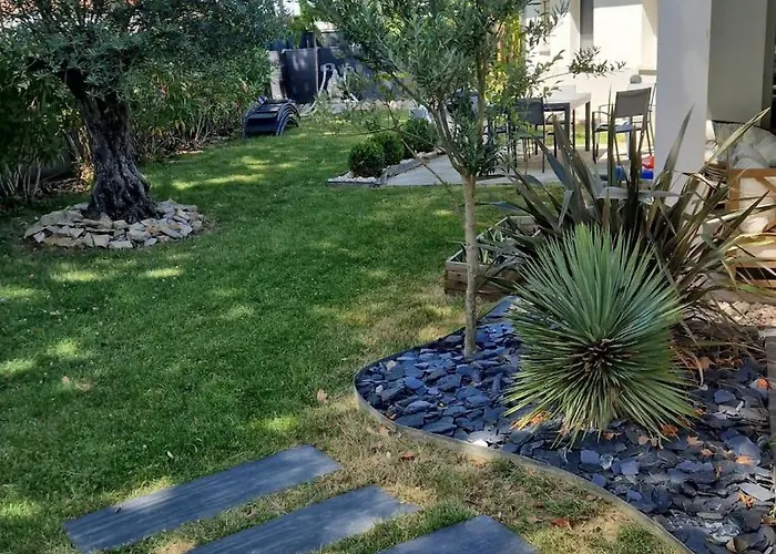 Entiere Avec Piscine- 8p * Leguevin